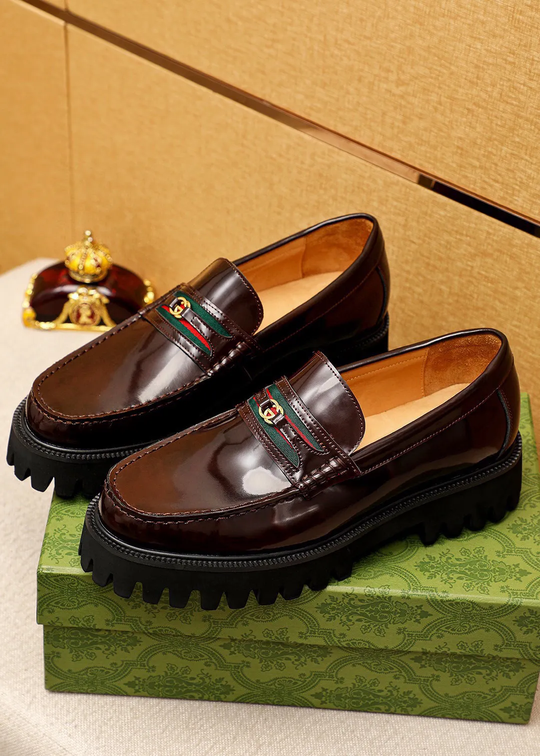 Men's shoes 💰580 💐 Product trademark: GUCCI "Gucci" casual leather shoes Regular size: 38-44 (45.46🉑️customized) Product materials: Selected imported first-layer open-edge beaded cowhide leather upper + luxury hardware buckle, imported water-dyed cowhide leather lining. Strong three-dimensional visual effect, original foam outsole Color: 2⃣️colors available